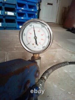 HYDRAULIC PUMP 700 BAR/10,000 PSI with hose and pressure gauge